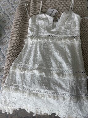 Women’s selfie Leslie white lace dress